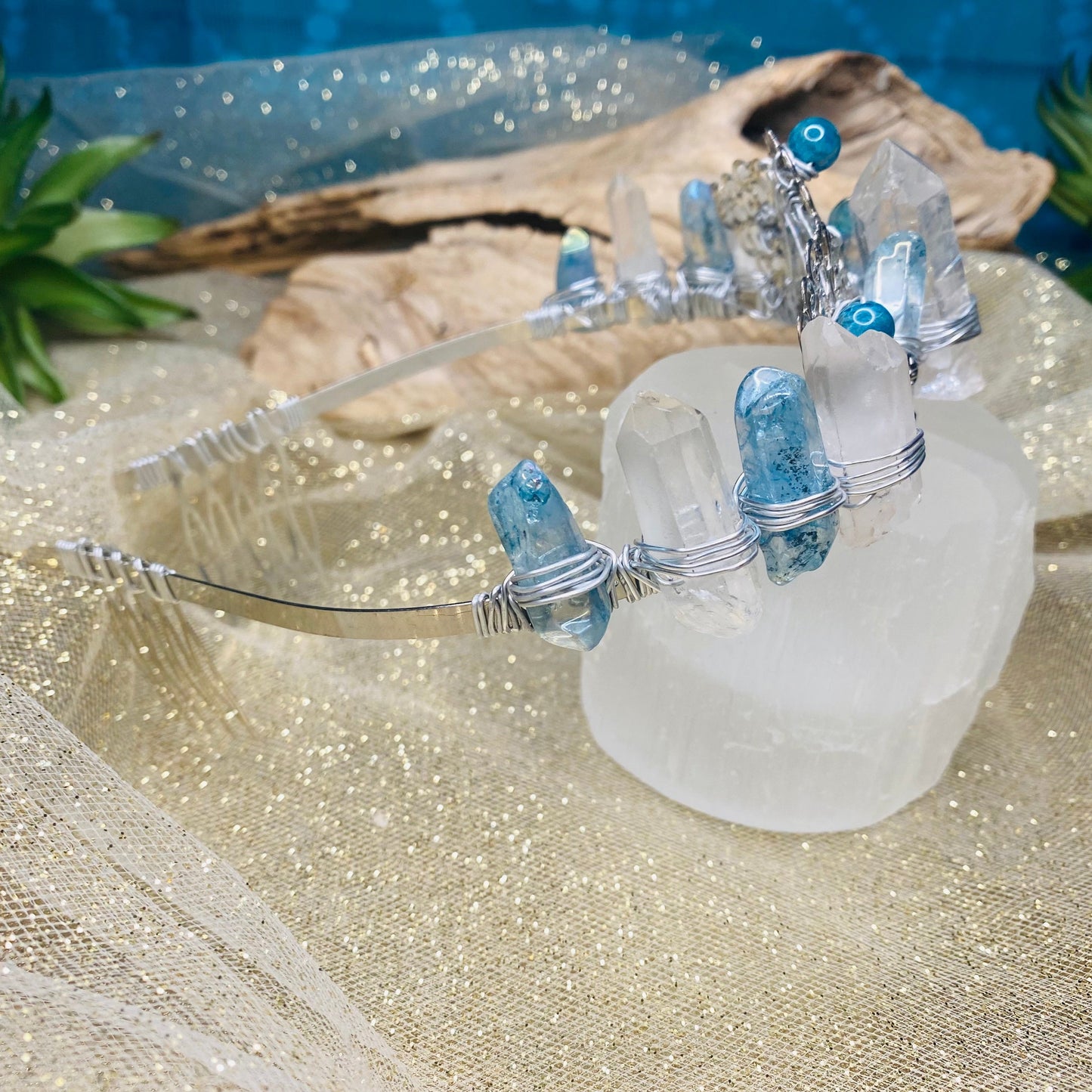 Quartz_ApatiteQueenCrownsideview-crystalsbytheseallc