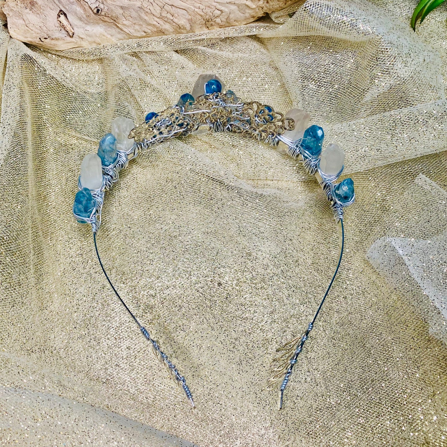 Quartz_ApatiteQueenCrowntopview-crystalsbytheseallc