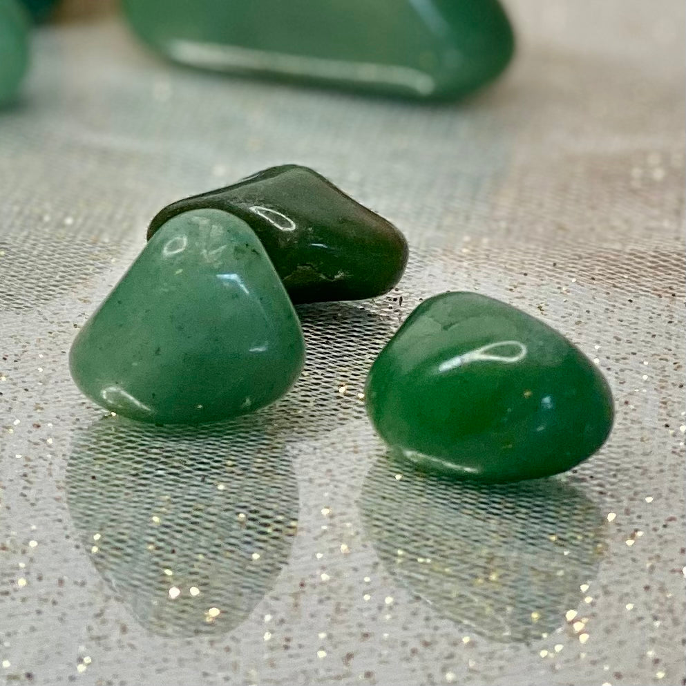 Green Aventurine Tumbled Crystals: Nature's Tranquil Abundance Attractor